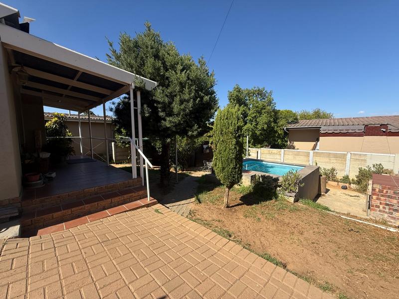 4 Bedroom Property for Sale in Bergzicht Western Cape